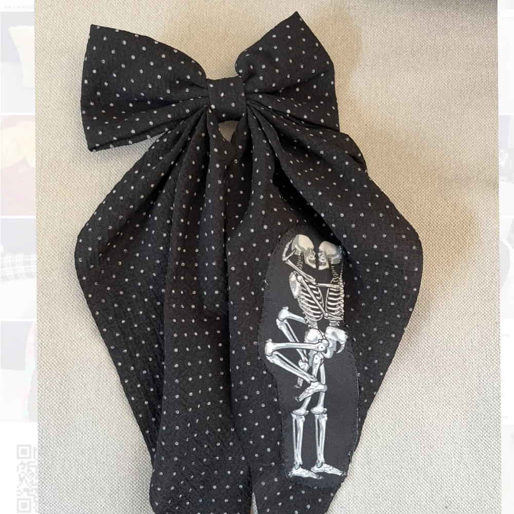 Sexy kissing Skeletons black hair bow